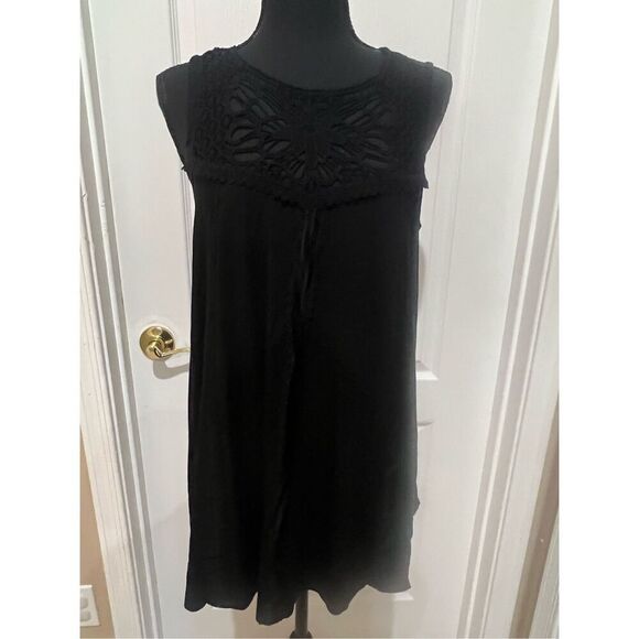 Torrid black sleeveless top with lace detailing - Picture 1 of 5